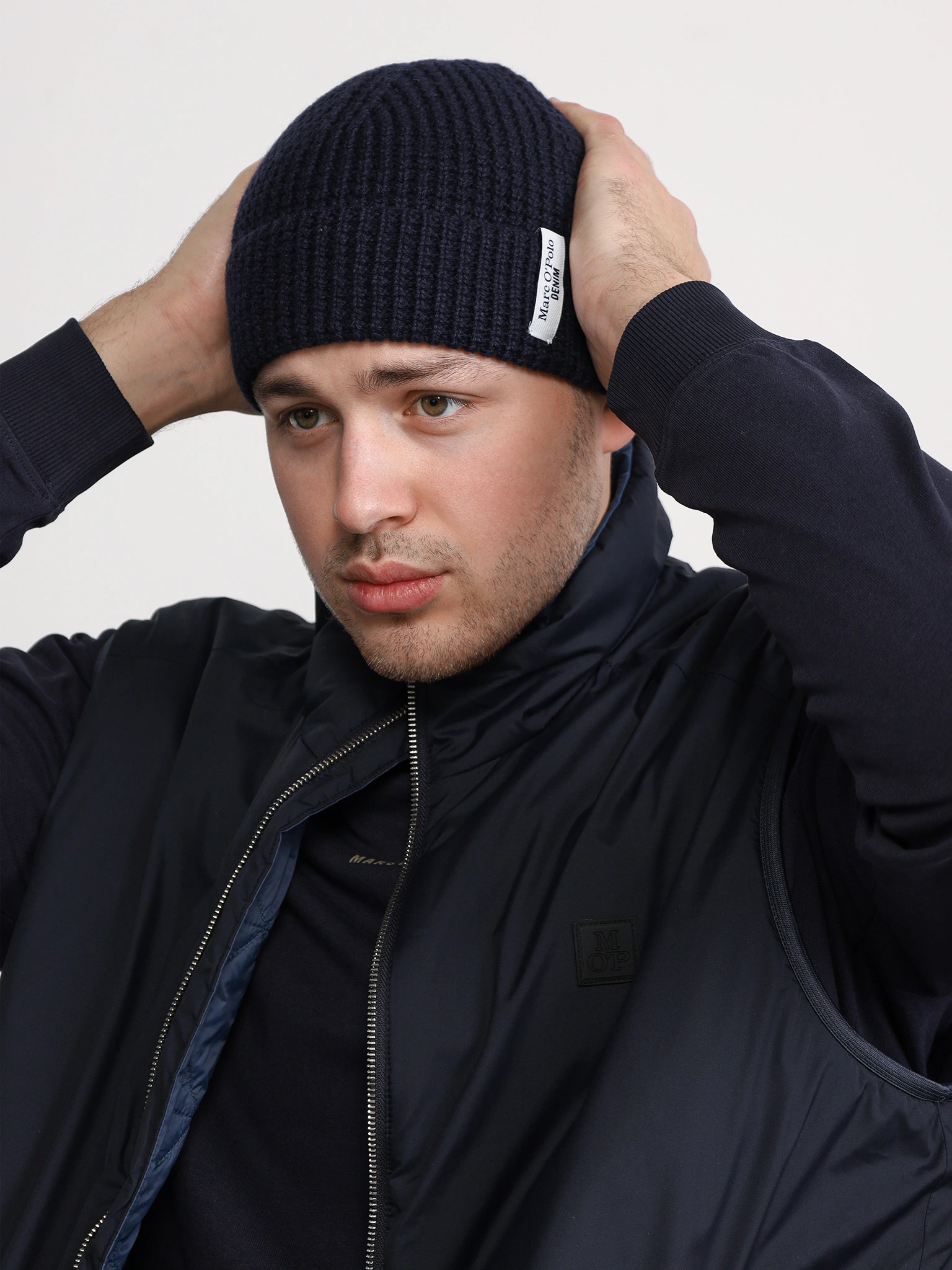 Шапка-бини темно-синего цвета с отворотом